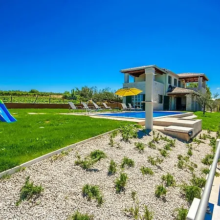 Picturesque With Swimming Pool In Kastelir-labinci Kastelir