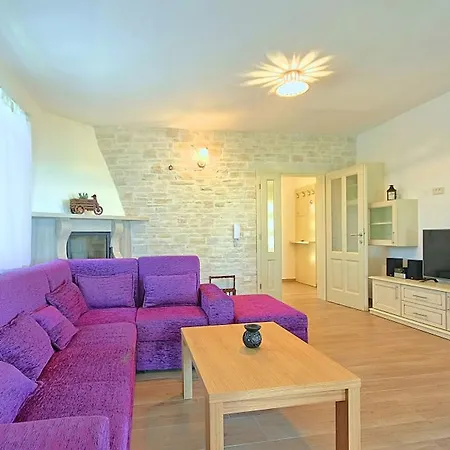 Picturesque With Swimming Pool In Kastelir-labinci Kastelir